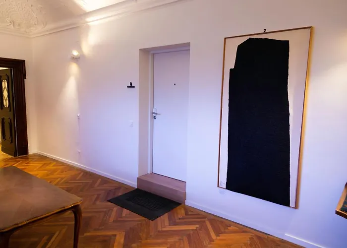 In Historischer Mit Parkplatz